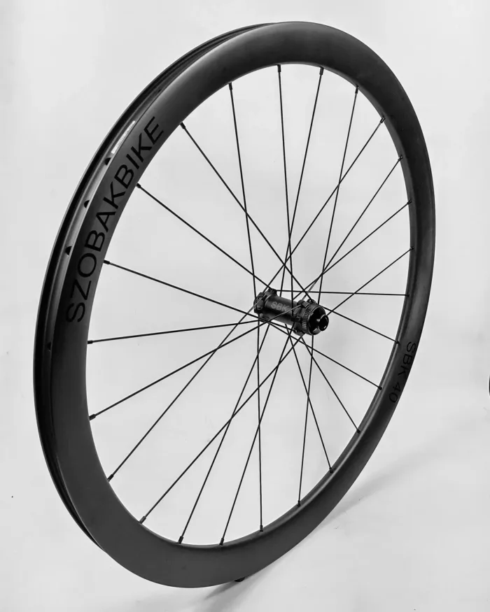 SBK 40 | Przednie Koło Carbon do roweru szosa gravel | Obręcz 40 mm | Piasty SZOBAK Straightpull 24H Centerlock